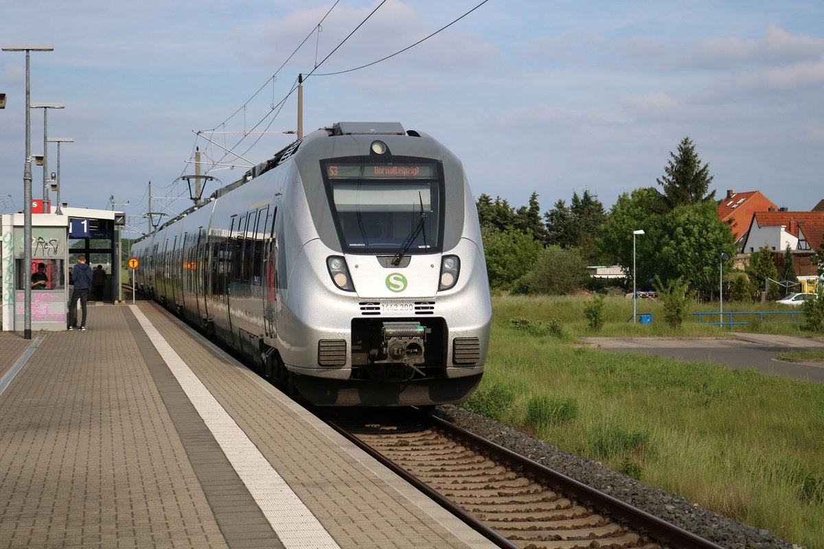 1442 705 und 1442 200 (Bombardier Talent 2) der S-Bahn Mitteldeutschland als S 37355 (S3) von Halle-Trotha nach Borna (Leipzig) verlässt den Haltepunkt Gröbers - zugleich Eisenbahnknotenpunkt - auf der Bahnstrecke Magdeburg–Leipzig (KBS 340). [25.5.2017 - 17:59 Uhr]