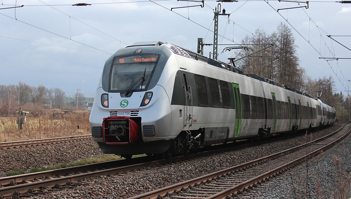 1442 706 und 1442 201 fahren am 15.03.2014 mit der S5X nach Halle (Saale) Hbf in die Ortslage von Gößnitz ein.