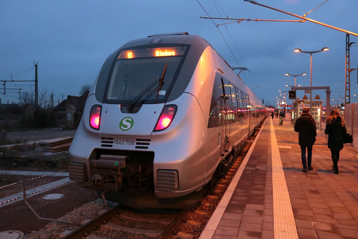 1442 708 (Bombardier Talent 2) der S-Bahn Mitteldeutschland (DB Regio Südost) als S 37577 (S5) nach Zwickau(Sachs)Hbf steht in ihrem Startbahnhof Halle(Saale)Hbf auf Gleis 13 bereit. Auf dem Anzeiger steht fälschlicherweise  Altenburg . [2.12.2017 | 16:27 Uhr]
