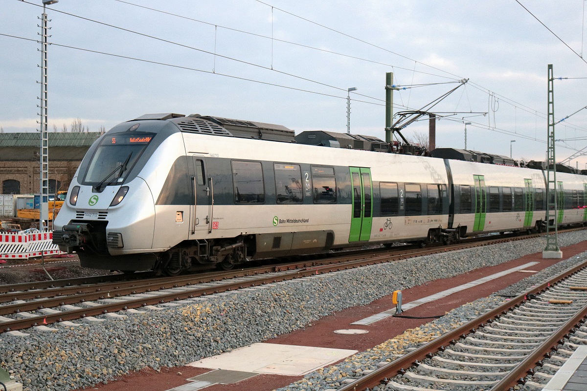 1442 712 (Bombardier Talent 2) der S-Bahn Mitteldeutschland (DB Regio Südost) als S 37572 (S5) von Zwickau(Sachs)Hbf erreicht ihren Endbahnhof Halle(Saale)Hbf auf Gleis 13. [2.12.2017 | 15:21 Uhr]