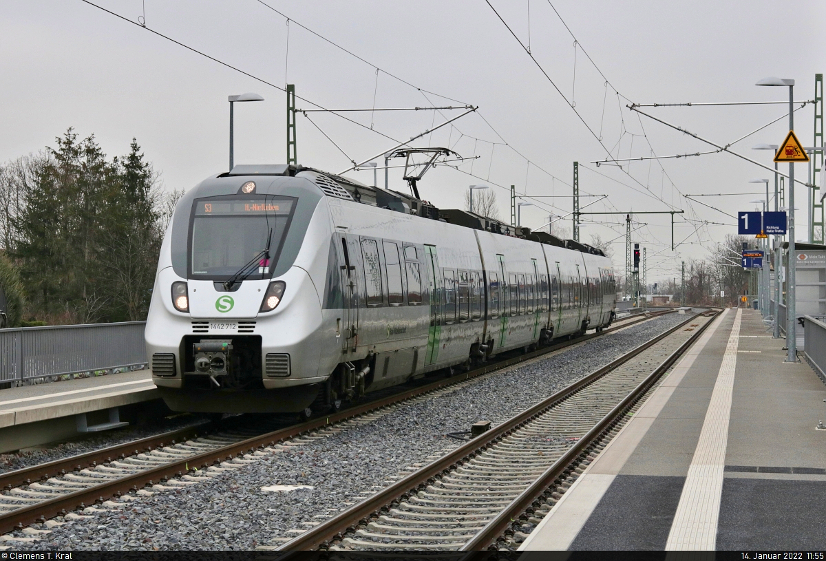 1442 712 (Bombardier Talent 2) hat mit leichter Verspätung den Hp Halle Rosengarten auf Gleis 2 erreicht.

🧰 S-Bahn Mitteldeutschland (DB Regio Südost)
🚝 S 37328 (S3) Wurzen–Halle-Nietleben
🕓 14.1.2022 | 11:55 Uhr