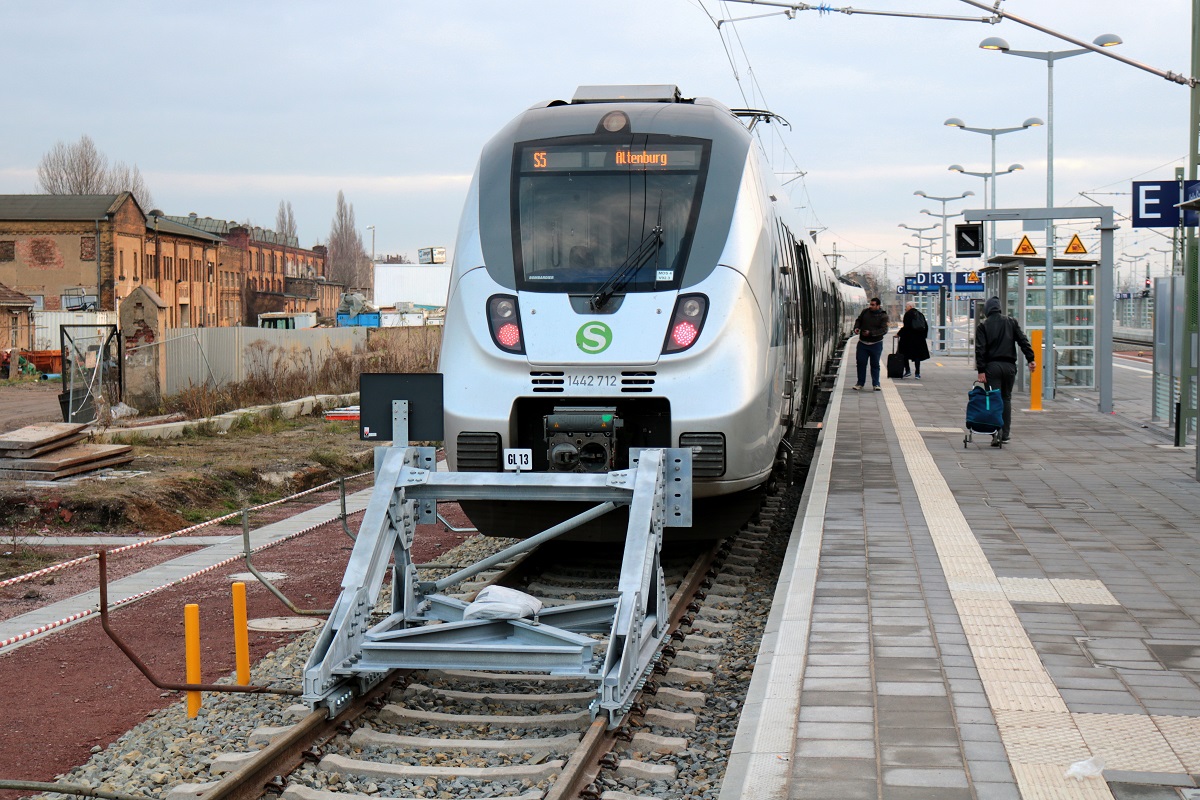 1442 712 und ein weiterer 1442 (Bombardier Talent 2) der S-Bahn Mitteldeutschland (DB Regio Südost) als S 37575 (S5) nach Altenburg stehen in ihrem Startbahnhof Halle(Saale)Hbf auf Gleis 13. [2.12.2017 | 15:31 Uhr]
