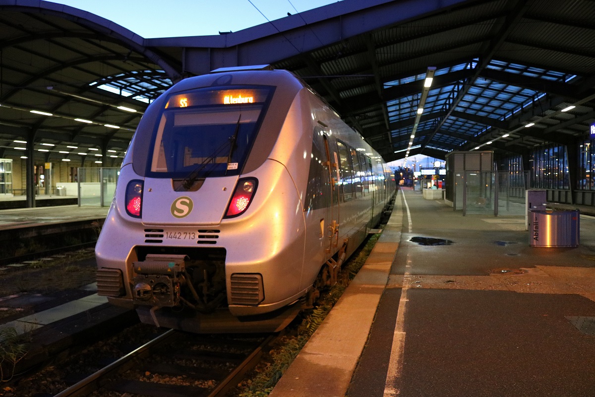1442 713 und ein weiterer 1442 (Bombardier Talent 2) der S-Bahn Mitteldeutschland (DB Regio Südost) als S 37559 (S5) nach Altenburg stehen in ihrem Startbahnhof Halle(Saale)Hbf auf Gleis 2 bereit. [22.10.2017 | 7:24 Uhr]
