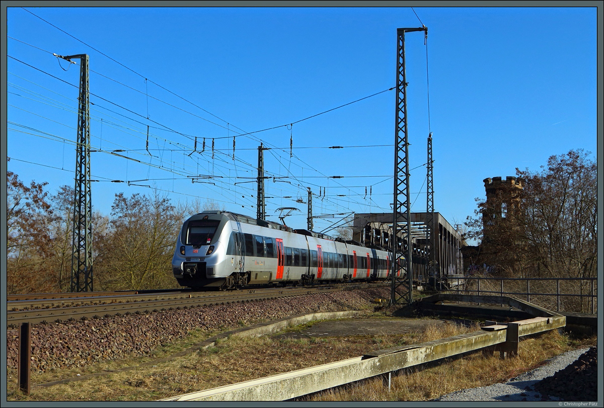 1442 803 der DB Regio hat soeben die Elbe überquert und wird in Kürze Magdeburg-Neustadt erreichen. Der Zug ist als RE 13 Leipzig - Magdeburg unterwegs. Rechts sind die Reste des alten Brückenportals zu erkennen. (27.02.2022)