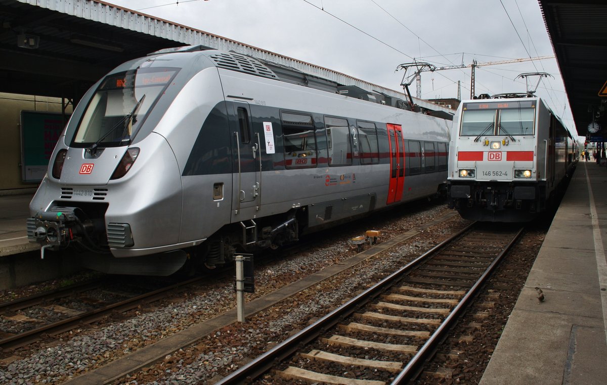 1442 810-6 trifft am 7.4.2017 als RB42 (RB16481) nach Leipzig-Connewitz im Magdeburger Hauptbahnhof auf 146 562-4 mit dem IC2048 von Dresden Hauptbahnhof nach Köln Hauptbahnhof.