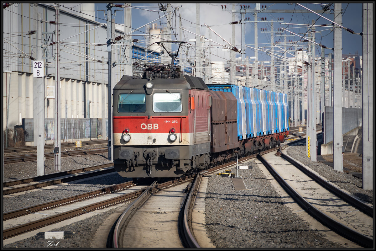 144.252 rollt mit Ihrem  Güterzug  durch Graz . 3.02.2023