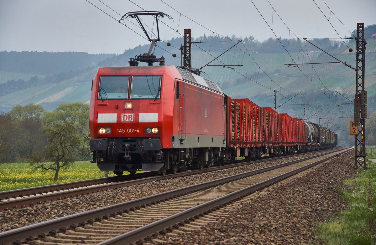 145 001-4 ist am 12.04.16 mit einen gemischten Güterzug bei Himmelstadt in Richtung Würzburg unterwegs.