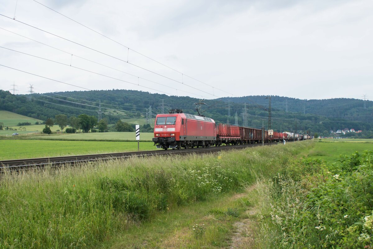 145 001-4 mit einem gemischten Güterzug bei Kerzel am 07.06.2023.