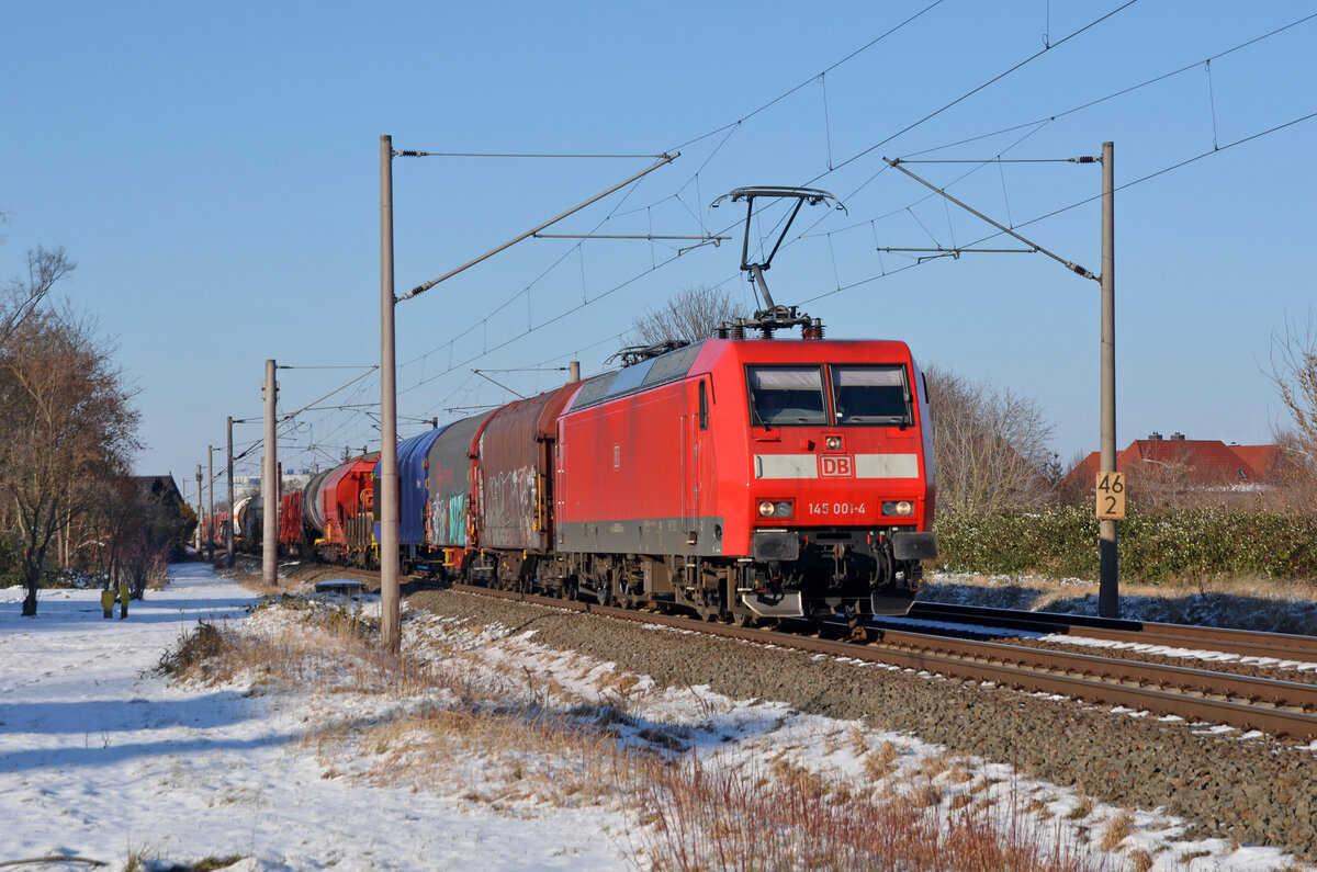145 001 führte am 20.01.24 einen gemischten Güterzug durch Greppin Richtung Bitterfeld.