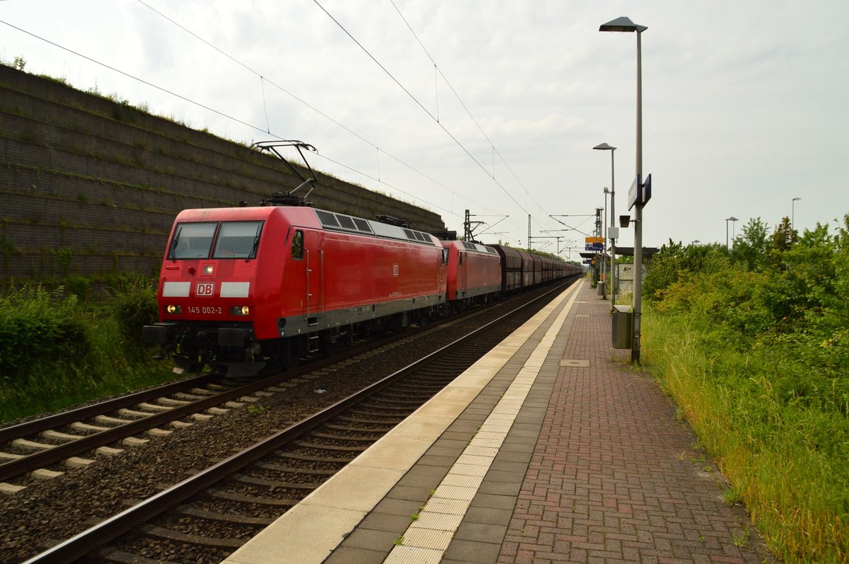 145 002-2 und eine unbekannte Schwester mit einem Kohlezug durch Allerheiligen am Sonntag den 28.5.2016