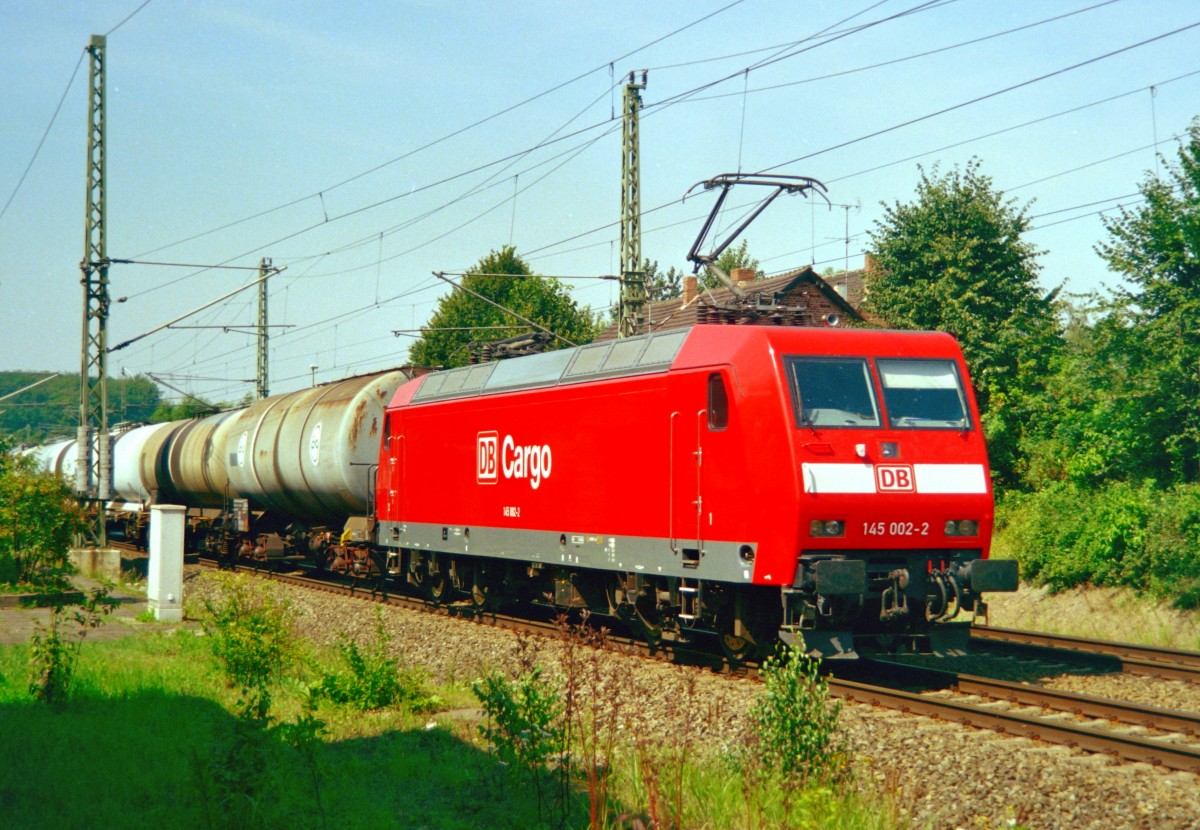 145 002 mit Gterzug Richtung Magdeburg am 11.08.1998 in Marienborn