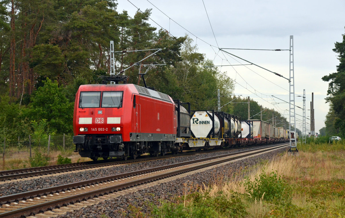 145 002 passiert mit einem Container- und KLV-Zug am 07.09.19 Marxdorf Richtung Dresden.