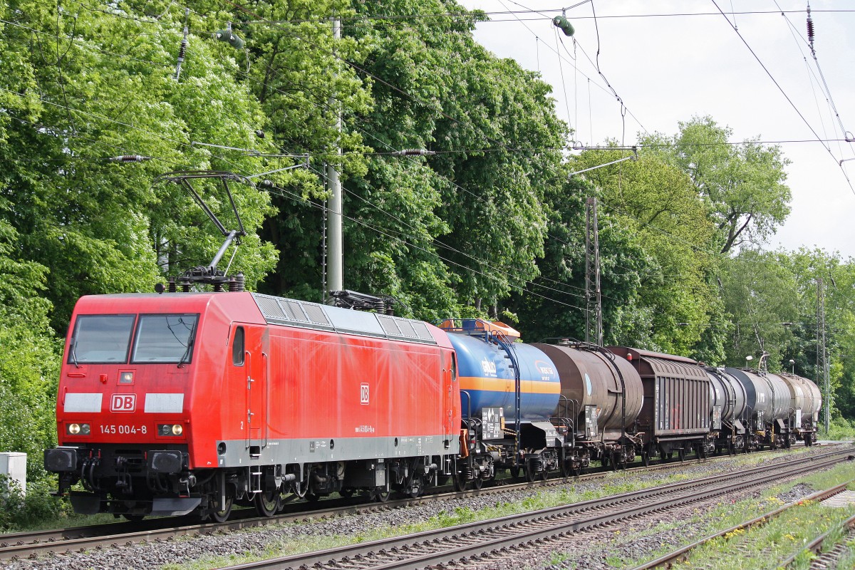 145 004 am 25.5.13 mit einem kurzen G�terzug in Ratingen-Lintorf.