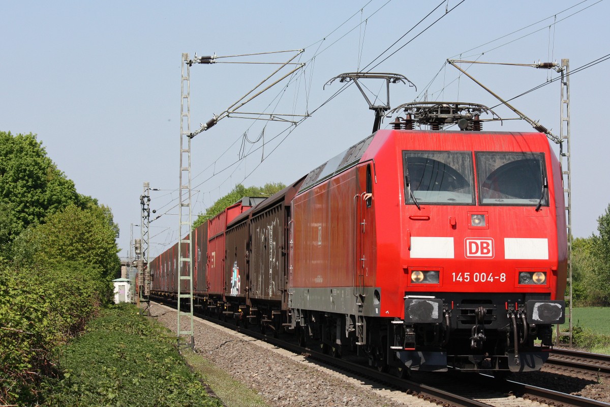 145 004 am 4.5.13 mit einem gemischten G�terzug in Menden.