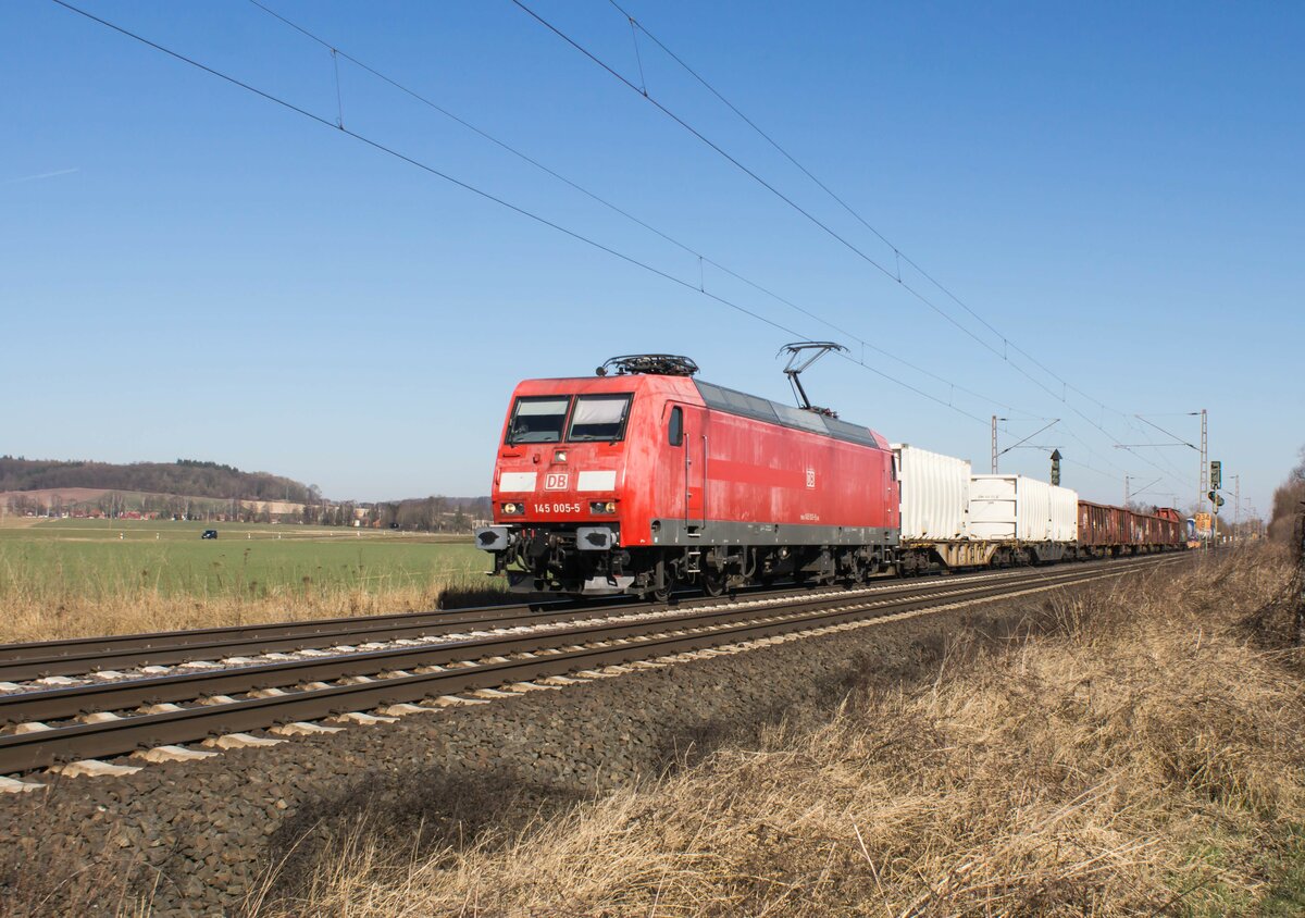 145 005-5 mit einem gemischten Güterzug am 09.03.2022 bei Friedland.
