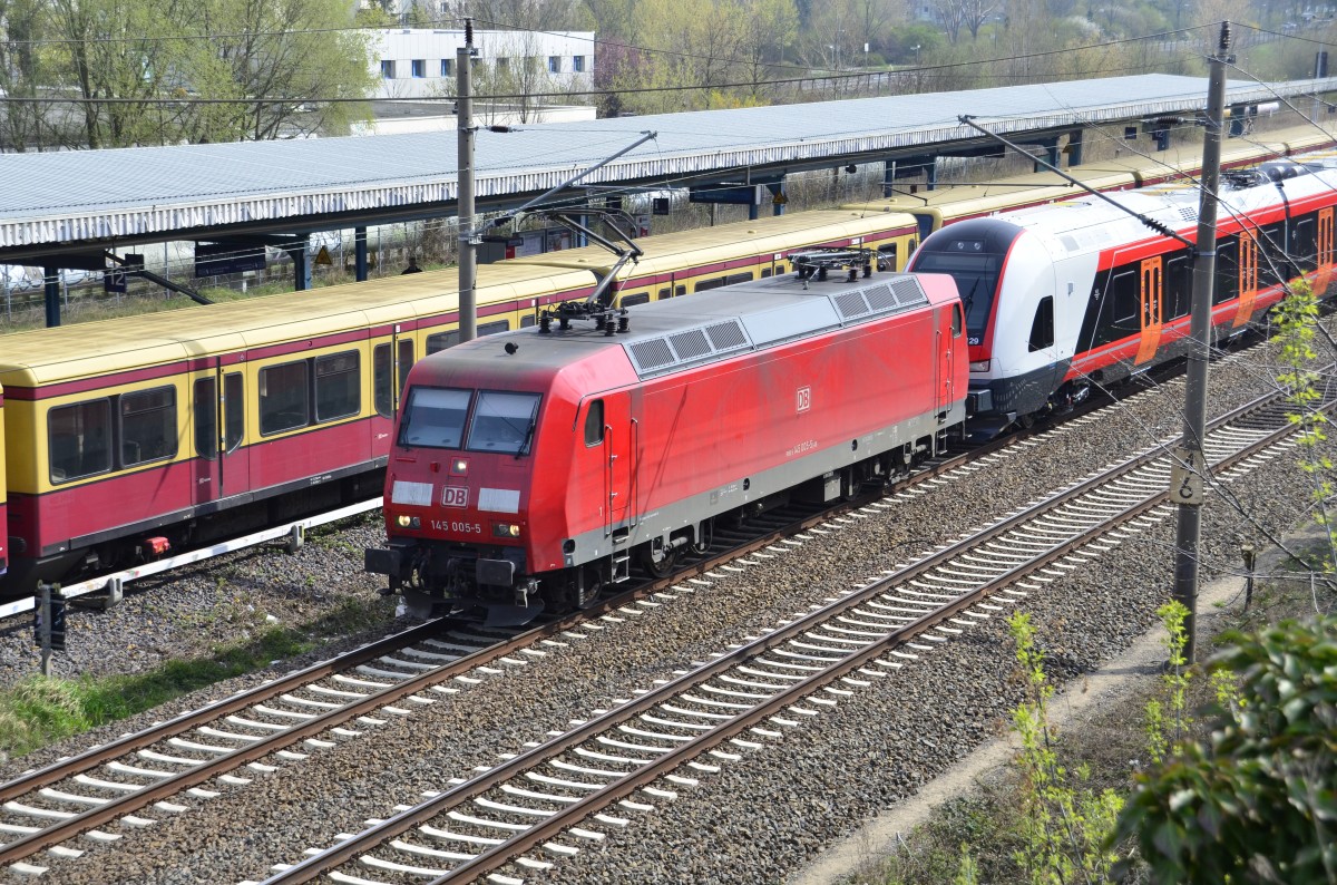 145 005 mit zwei Triebwagen vom Typ Flirt für die NSB auf Überführungsfahrt am Bahnof Berlin-Wartenberg