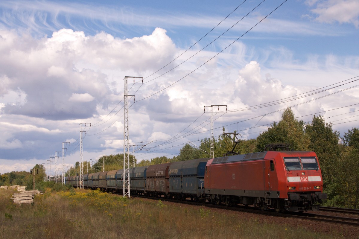 145 009-4 durchfährt am 27.08.2014 mit einem Kohleleerzug die Wuhlheide bei bemerkenswerter Wolkenformation. Leider schlug just in diesem Moment die Fotowolke zu. 