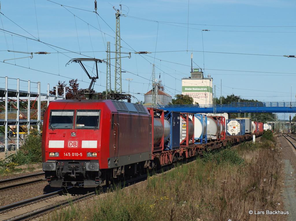 145 010-5 rollt am 29.09.13 mit ihrem Containerzug gem�chlich durch Tostedt um eine �berholung abzuwarten.