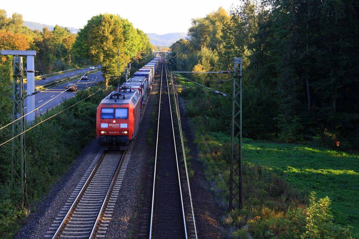 145 011-3 von Railion kommt aus Richtung Koblenz mit einem langen Containerzug aus Italien nach Kln und fhrt in Richtung Kln auf der Rechten Rheinstrecke (KBS 465) bei Bad-Honnef am Rhein bei tollem Herbstwetter am 2.10.2013. 