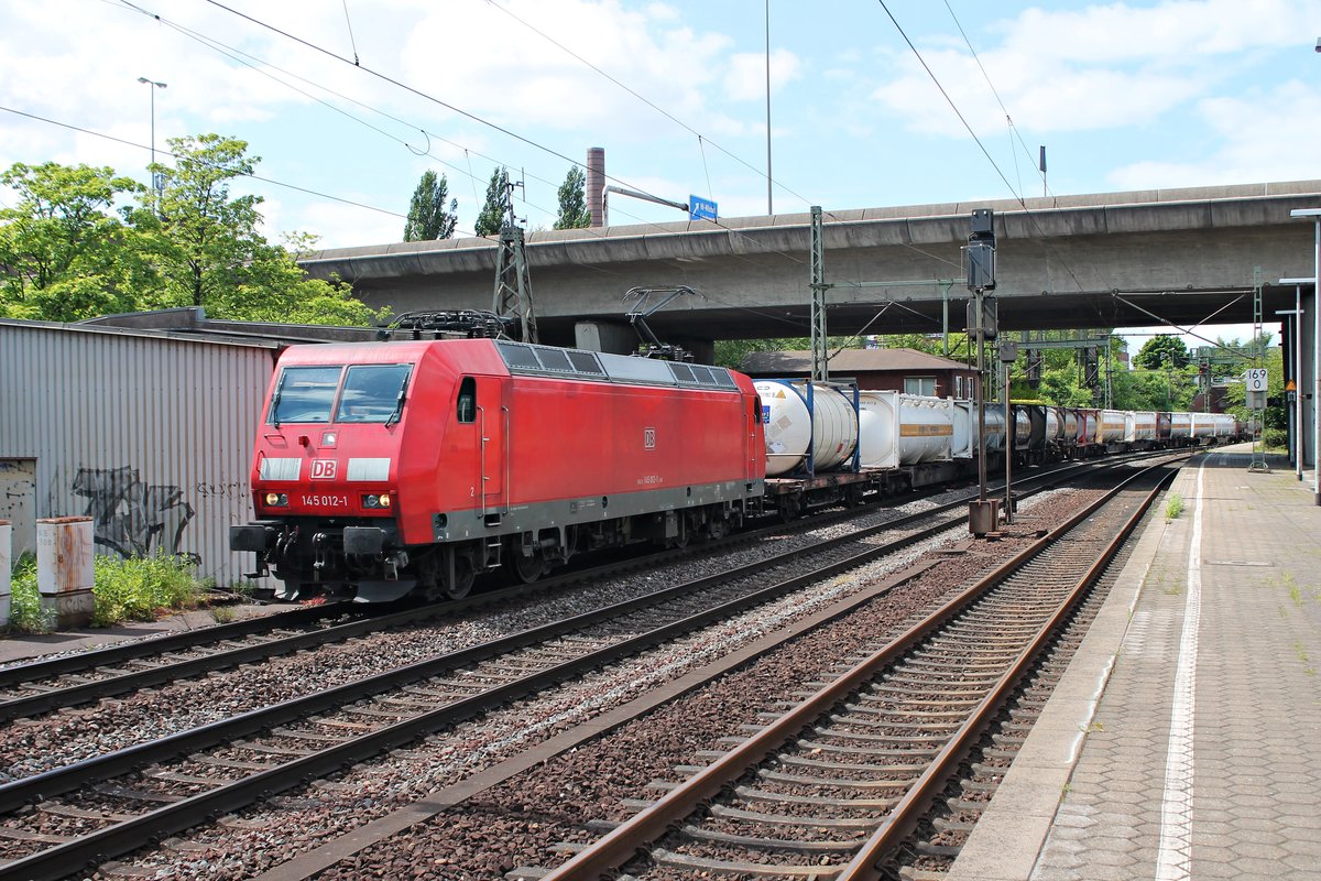 145 012-1 am 26.05.2015 mit einem Containerzug aus dem Hamburger Hafen in Harburg gen Maschen