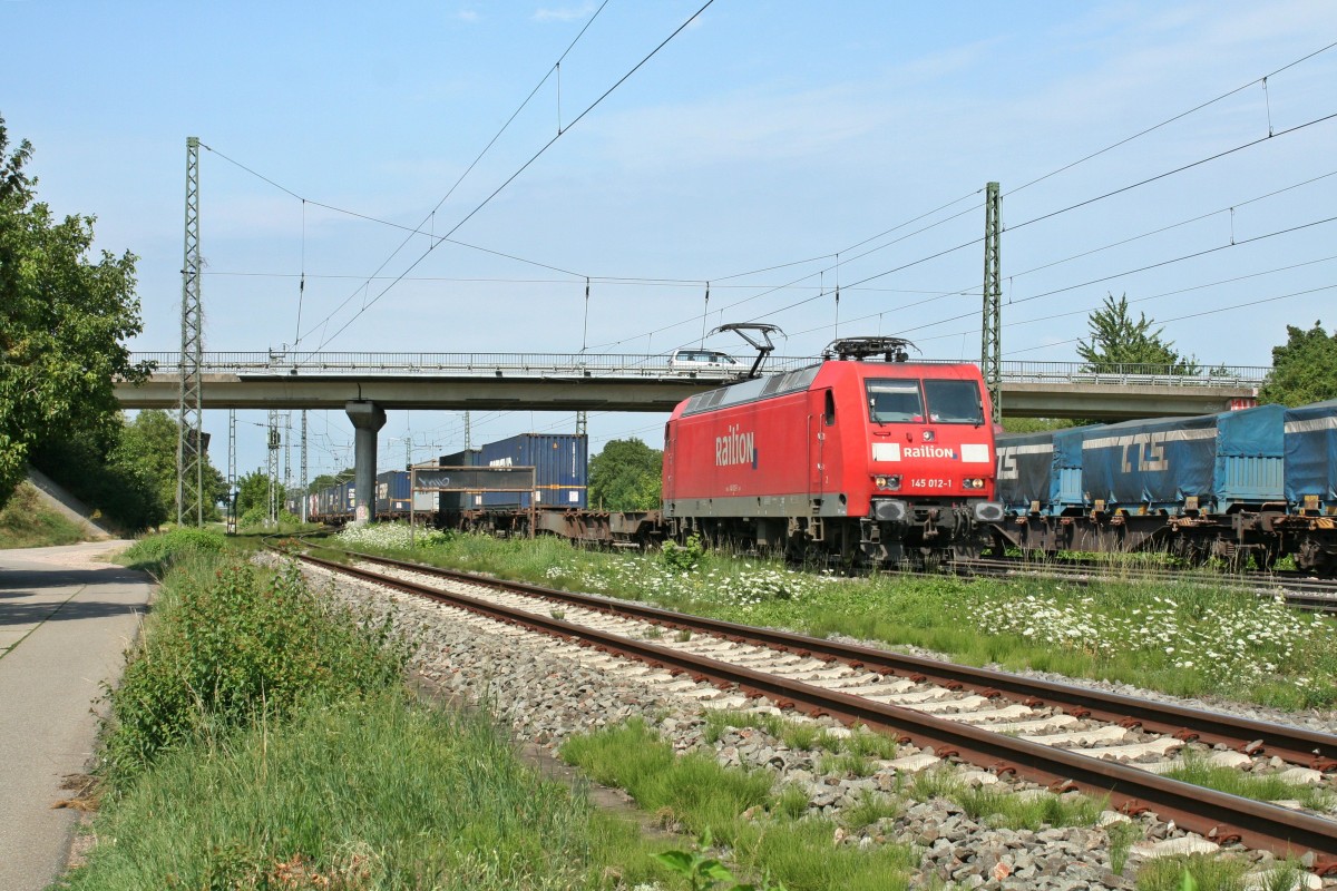 145 012-1 mit einem KLV-Zug gen Weil am Rhein/Basel am 06.08.13 bei der Durchfahrt des Bahnhofs M�llheim (Baden).