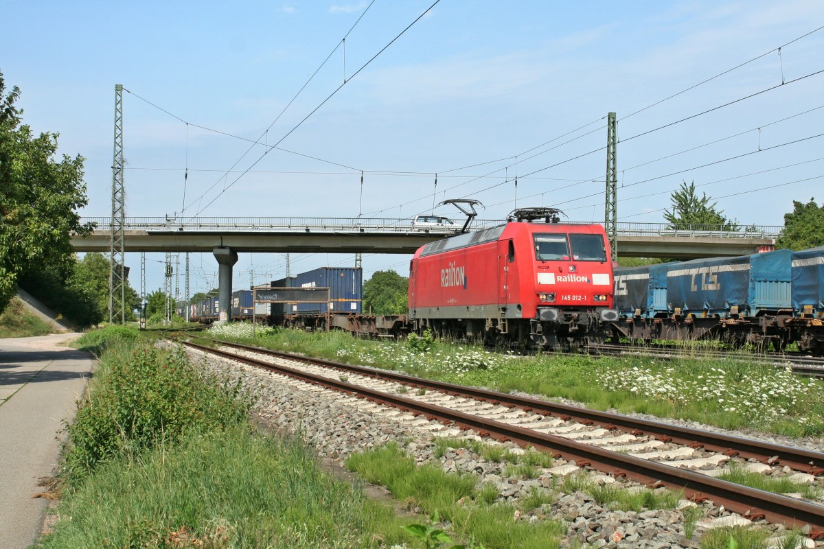 145 012-1 mit einem KLV-Zug gen Weil am Rhein/Basel am 06.08.13 bei der Durchfahrt des Bahnhofs Mllheim (Baden).