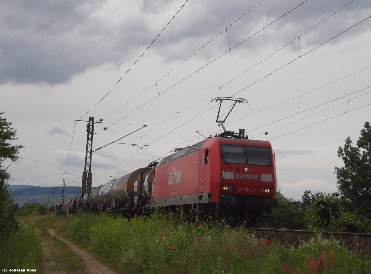 145 012 fähr tmit einem Güterzug die Linke Rheinstrecke entlang, hier bei Gau-Algesheim. Juni 2014.