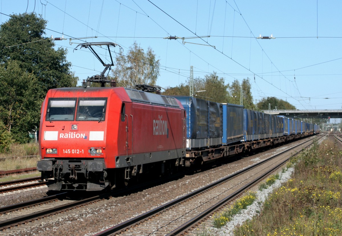 145 012 mit TEC 43761 (Rostock Seehafen–Domodossola) am 30.09.2011 in Scheeel, aufgenommen vom nrdlichen Ende des Mittelbahnsteigs