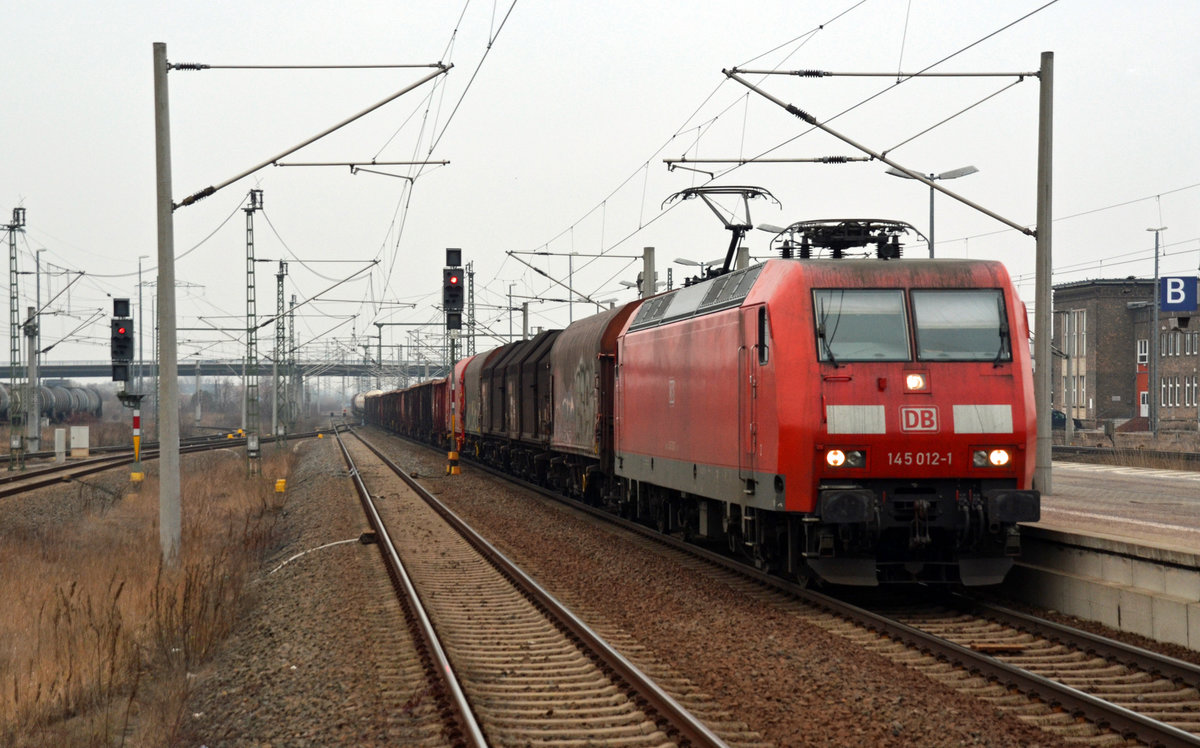 145 012 schleppte am 12.02.17 einen gemischten Güterzug durch Bitterfeld Richtung Leipzig.