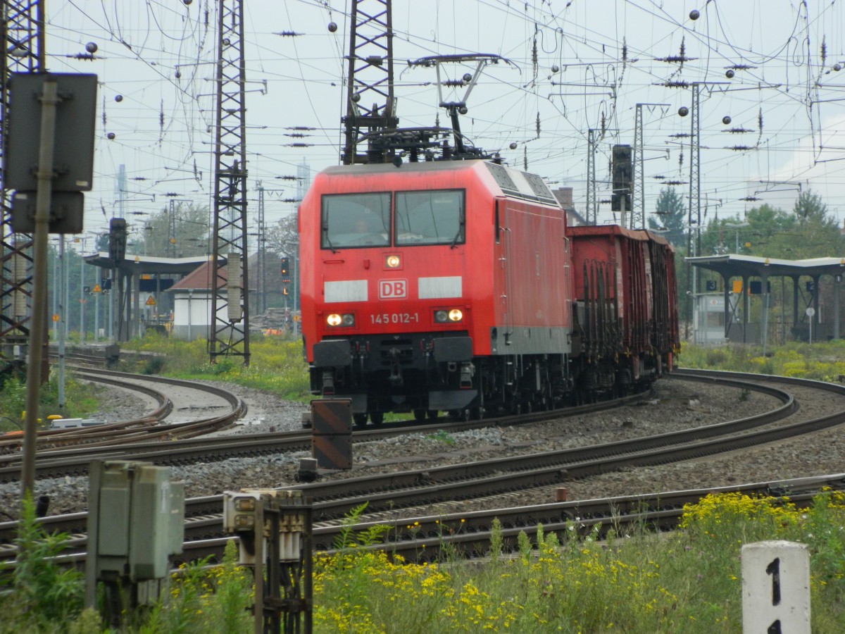 145 012 zieht am 26.09.2014 einen Güterzug aus dem Bhf Großkorbetha in südliche Richtung.