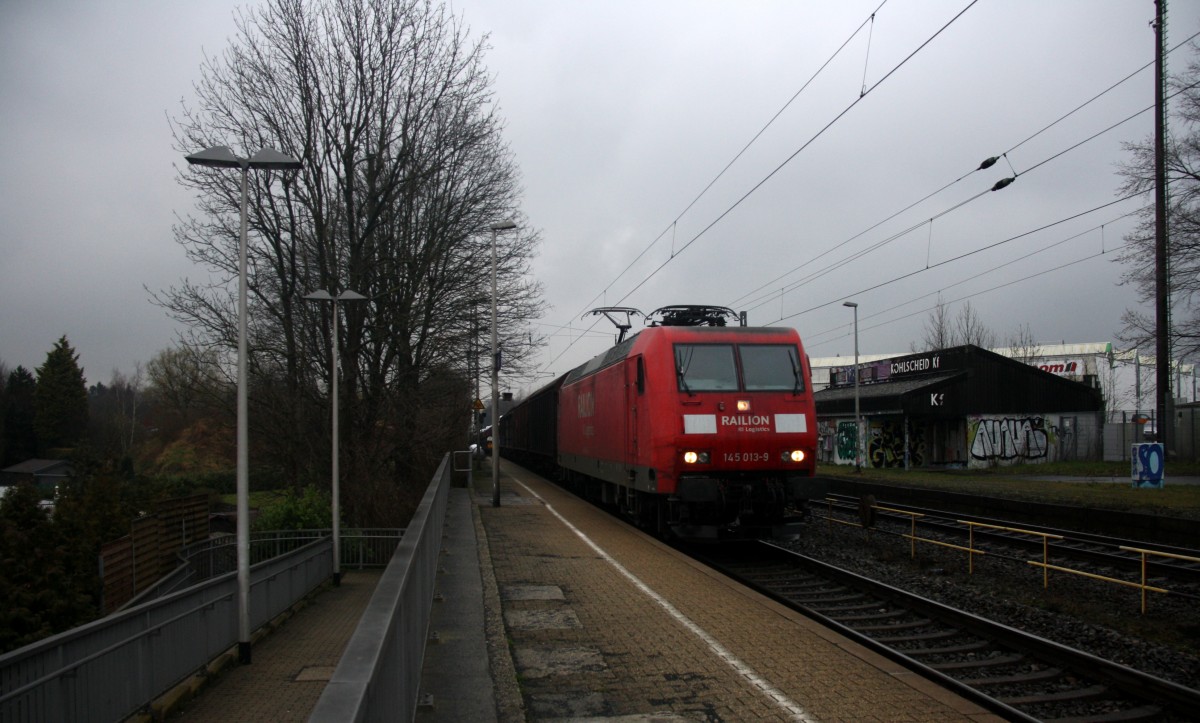 145 013-9 von Railion  kommt durch Kohlscheid mit einem langen Audi-VW-Zug aus Osnabrück nach Kortenberg-Goederen(B) und fährt die Kohlscheider-Rampe hoch nach Aachen-West und fährt in Richtung Richterich,Laurensberg,Aachen-West.
Bei Regenwolken am Abend vom 25.3.2015.