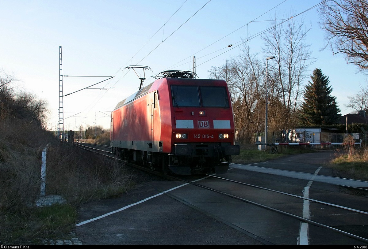 145 015-4 DB als Tfzf fährt in Zscherben, Angersdorfer Straße, auf der Bahnstrecke Halle–Hann. Münden (KBS 590) Richtung Halle (Saale). [6.4.2018 | 18:58 Uhr]