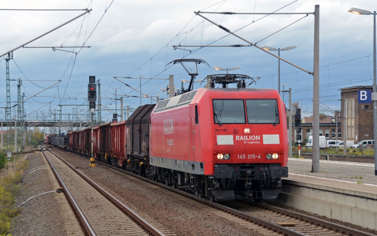 145 015 f�hrte am 27.10.13 einen gemischten G�terzug durch Bitterfeld Richtung Leipzig.