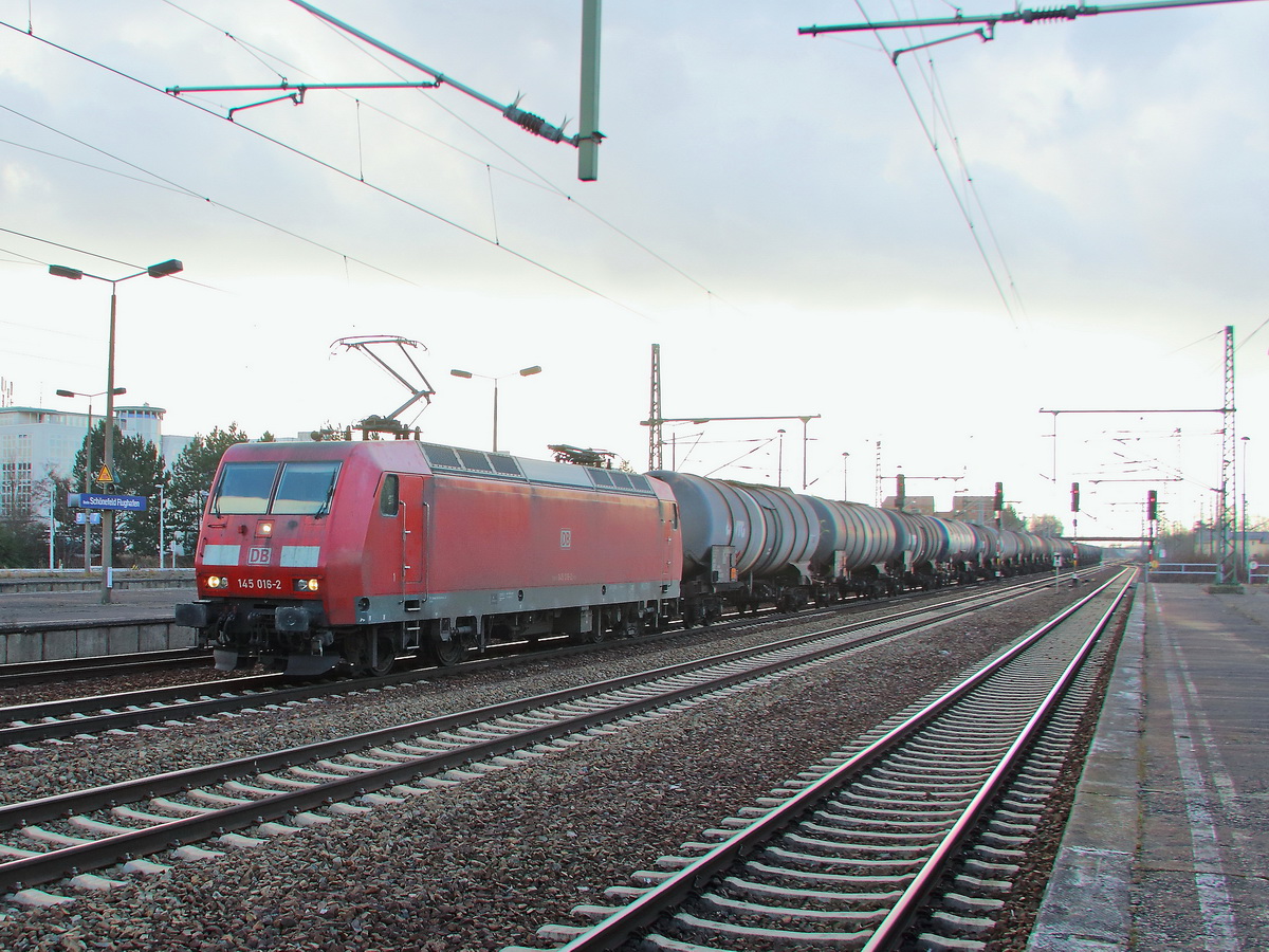 145 016-2 mit einem Kesselzug am 16. Februar 2018  im Bahnhof Flughafen  Berlin Schönefeld.