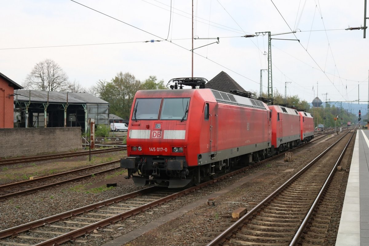 145 017-0, 152 060-0 und 152 132-7 DB stehen abgestellt im Bahnhof Bebra. [1.5.2017 - 15:04 Uhr]