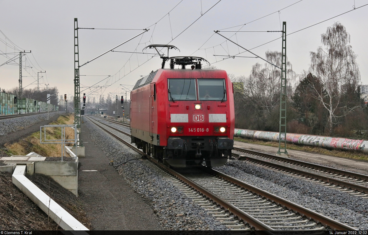 145 018-8 durchfährt als Tfzf den Hp Halle Rosengarten auf Gleis 1 Richtung ZBA Halle (Saale), um dort Güterwagen mitzunehmen.
Aufgenommen am Ende des Bahnsteigs 1.

🧰 DB Cargo
🕓 14.1.2022 | 12:02 Uhr