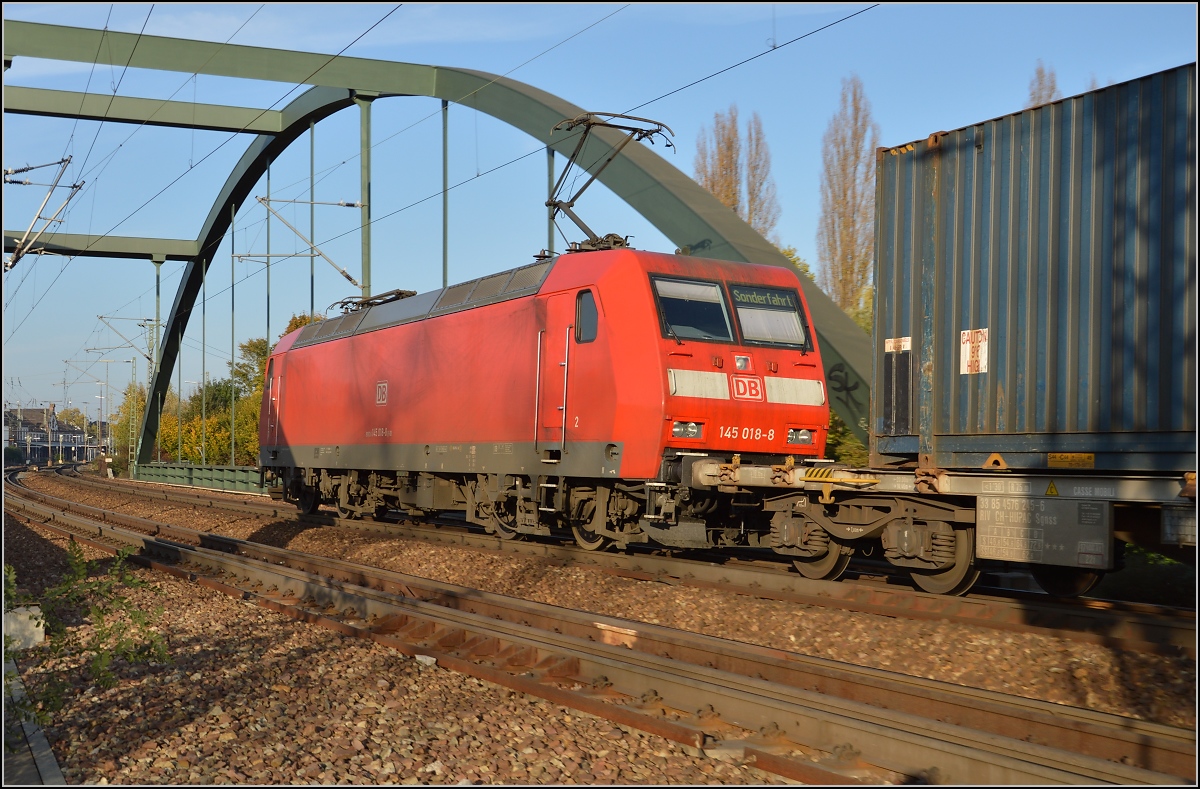 145 018-8 fährt über die Murgbrücke in Rastatt. November 2014.

Für Zweifler: Fotostandort zwei Meter hinter dem Fahrleitungsmasten.