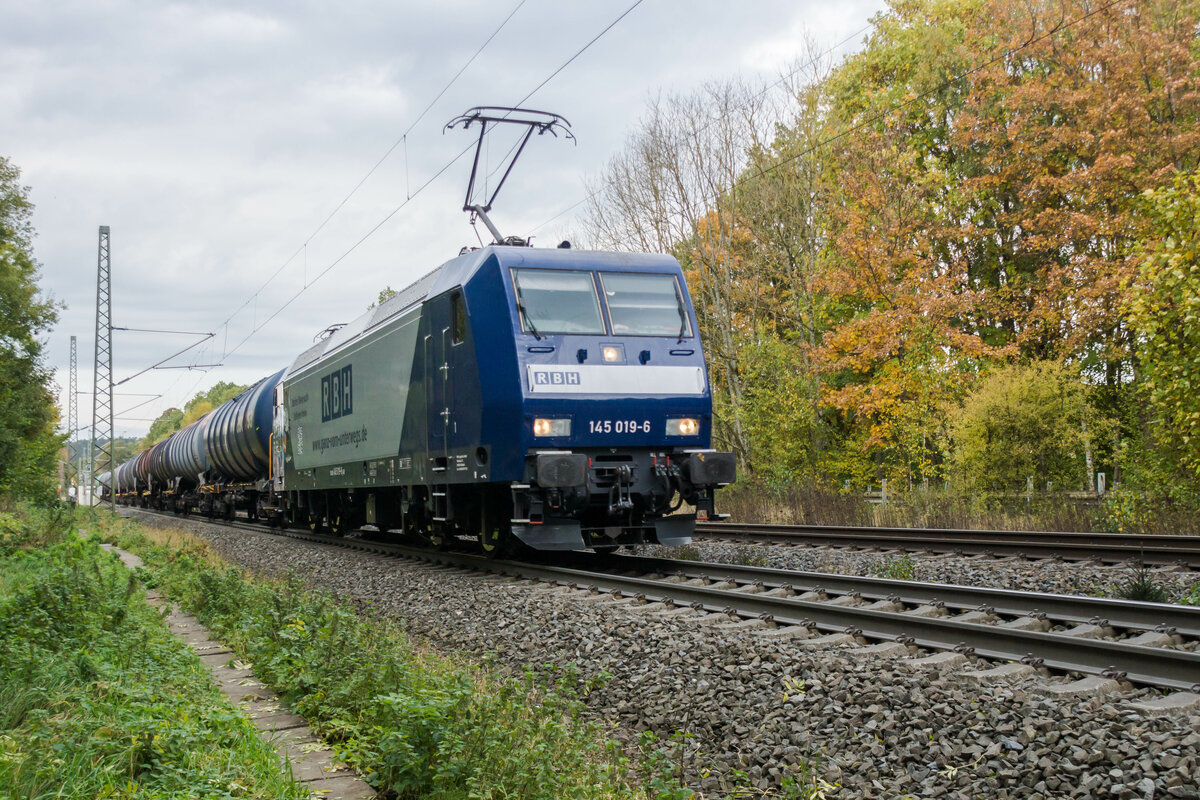 145 019-6 mit einen Kesselzug in Vollmerz am 20.10.2021