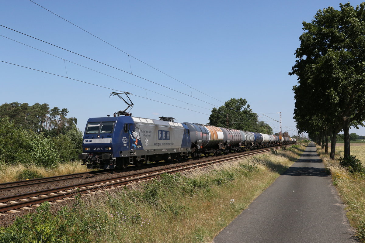 145 019 von  RHB  mit einem Kesselwagenzug am 26. Juni 2020 bei Dörverden.