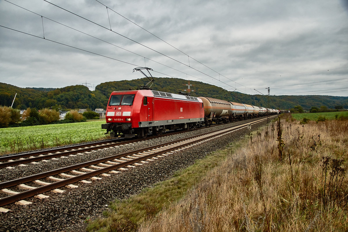 145 020-4 ist am 13.10.16 mit einen Gaskesselzug in Richtung Würzburg bei Harrbach zu sehen.