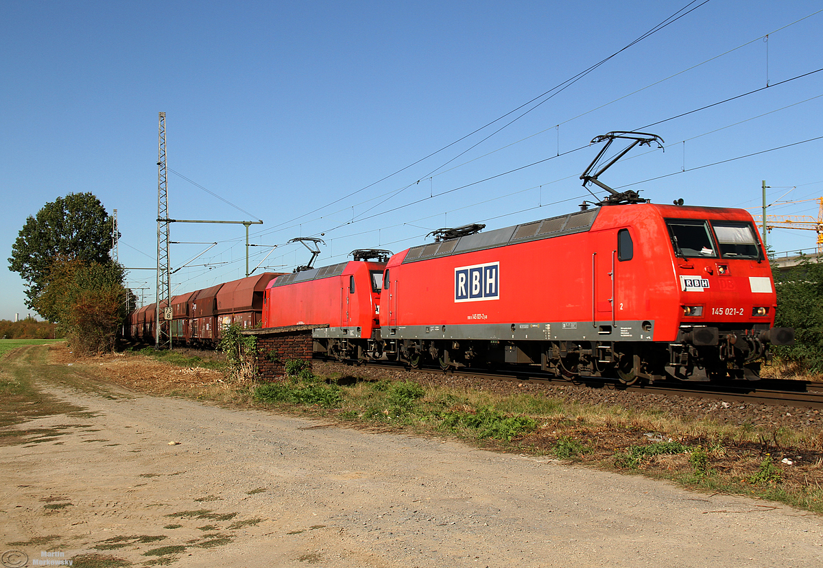 145 021  RBH  mit 145 xxx bei Porz Wahn am 27.09.2018