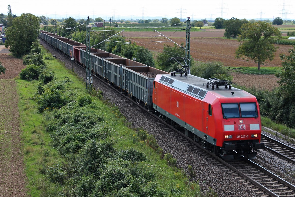 145 022-0 am 22.08.2014 mit einem Schrottzug mit Schweizer E-Wagen zwischen Auggen und Müllheim (Baden) auf dem Weg in Richtung Norden.