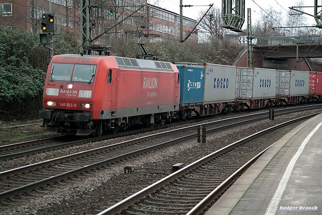145 022-0 fuhr mit einen intermodal am 17.12.13 durch hh-harburg