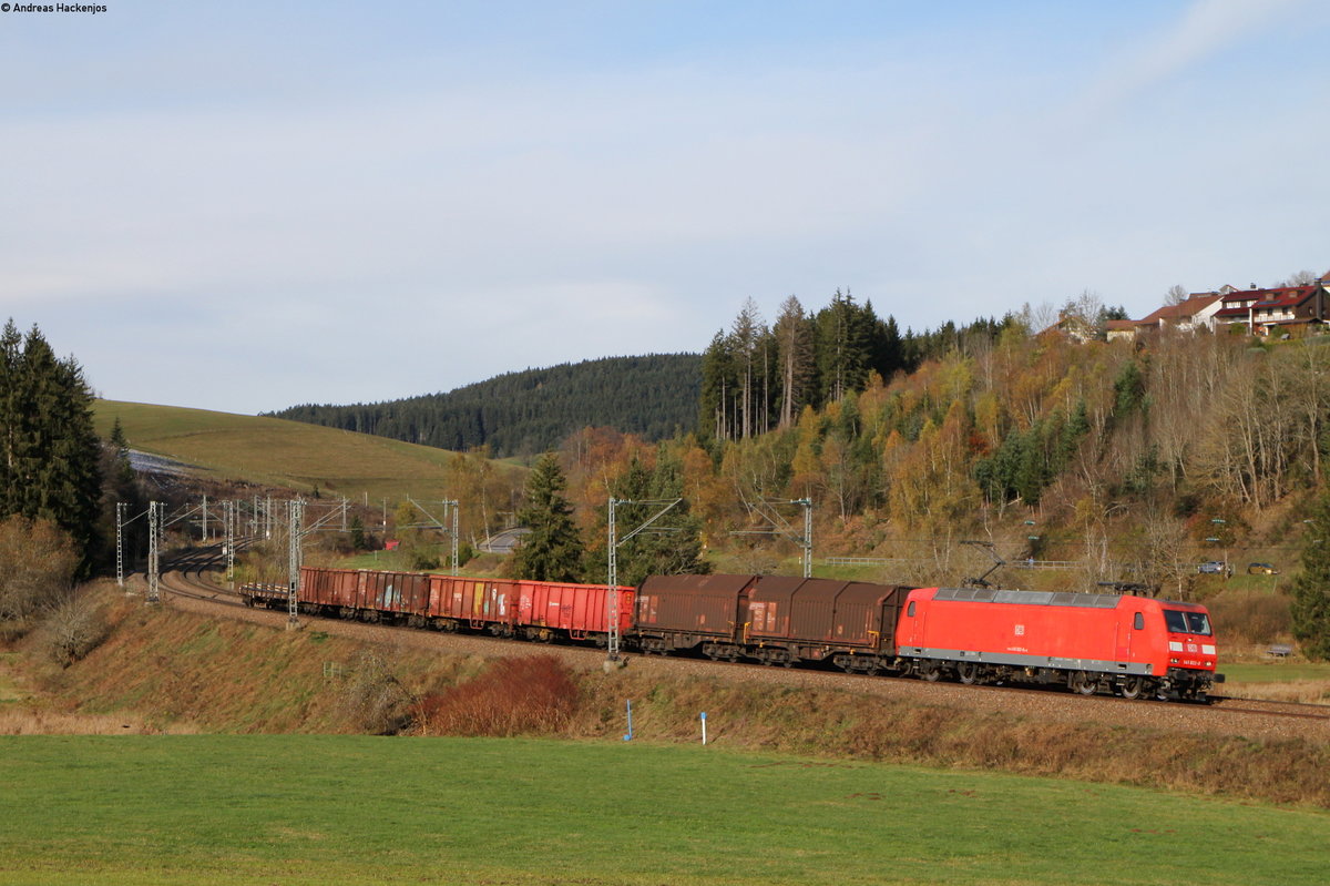 145 022-0 mit dem EZ 52053 (Offenburg Gbf-Villingen(Schwarzw)) bei St.Georgen 14.11.19