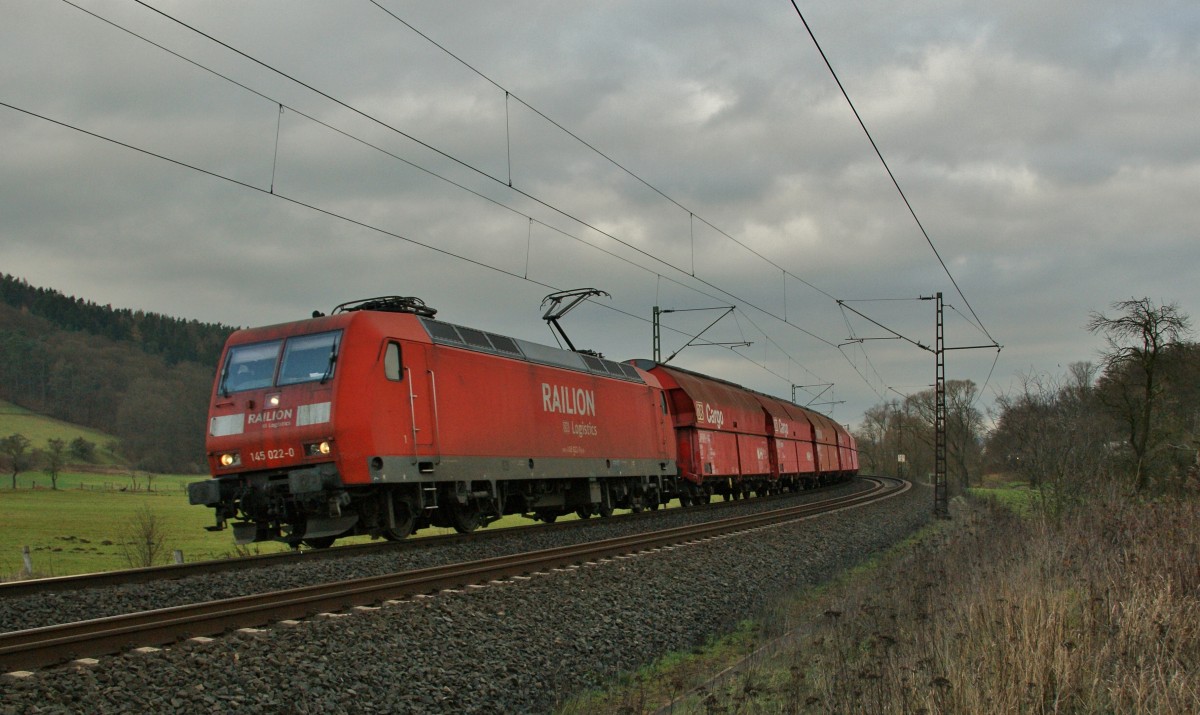145 022-0 mit einen Güterzug Richtung Süden am 18.12.13 bei Hermannspiegel.