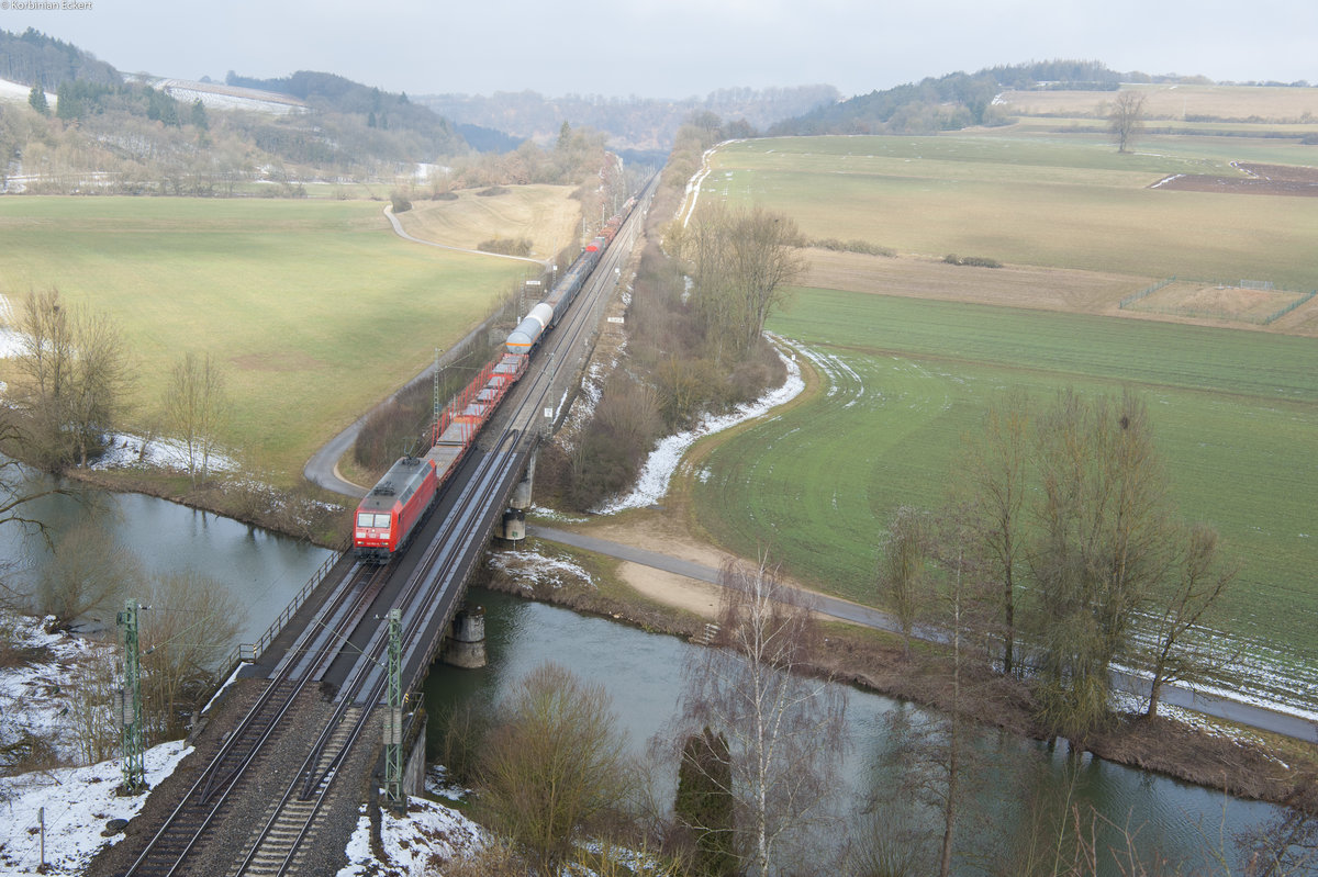145 022 mit einem gemischten Güterzug bei Dollnstein Richtung Ingolstadt, 24.03.2018