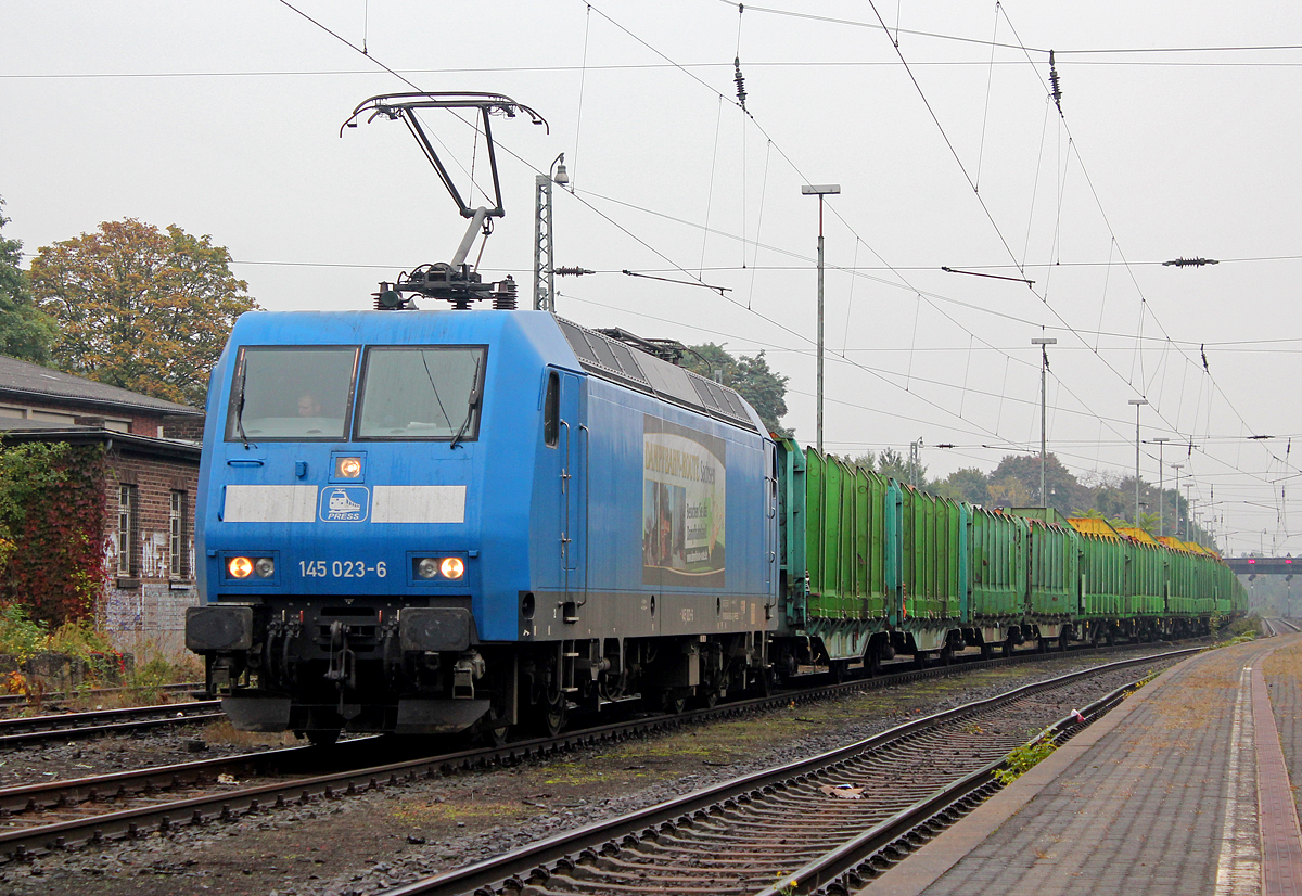 145 023-6 der PRESS steht mit einem Holzzug am Haken abfahrbereit in Bonn Beuel ; aufgenommen am 05.10.2013