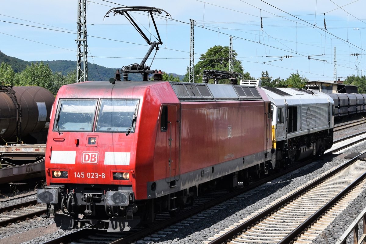 145 023-8 mit 247 034-2 im Schlepp bei der Durchfahrt in Rheinbrohl am 22.07.2019.