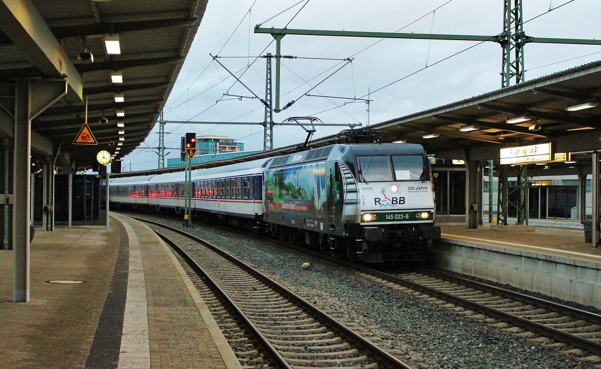 145 023 der Press mit RE 26980 (MRB Ersatz) am 27.12.16 zu sehen in Plauen/V. oberer Bahnhof.
