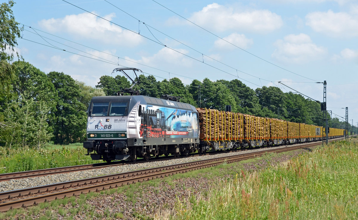 145 023 der Press schleppte am 08.07.17 einen Holzzug durch Jütrichau Richtung Magdeburg.